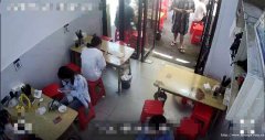 西区山水原著小区门口面馆转让