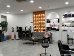 西区山水原著大门口美发店转让，接手可营业