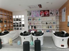西区山水原著大门口美发店转让，接手可营业