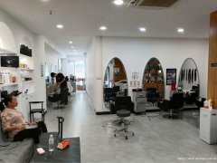 西区山水原著大门口美发店转让，接手可营业