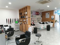西区山水原著大门口美发店转让，接手可营业