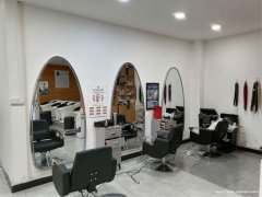 西区山水原著大门口美发店转让，接手可营业