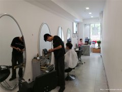 西区山水原著大门口美发店转让，接手可营业