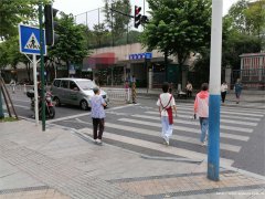 西区远达春天里空门面出租，旁边有学校农贸市场