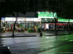 西区长江之滨十字路口餐饮店8万8整体转让，