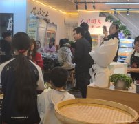 已转* * * * * * * * *西区公馆三号餐饮店低价