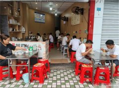 已转* * *  * * * *叙州区振兴路十字路口面馆急转