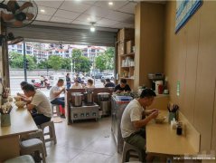 已转* * *  * * * *叙州区振兴路十字路口面馆急转